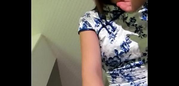  Chinese girl in cheongsam masturbates on the toilet【Subscribe to me and update new videos every day】